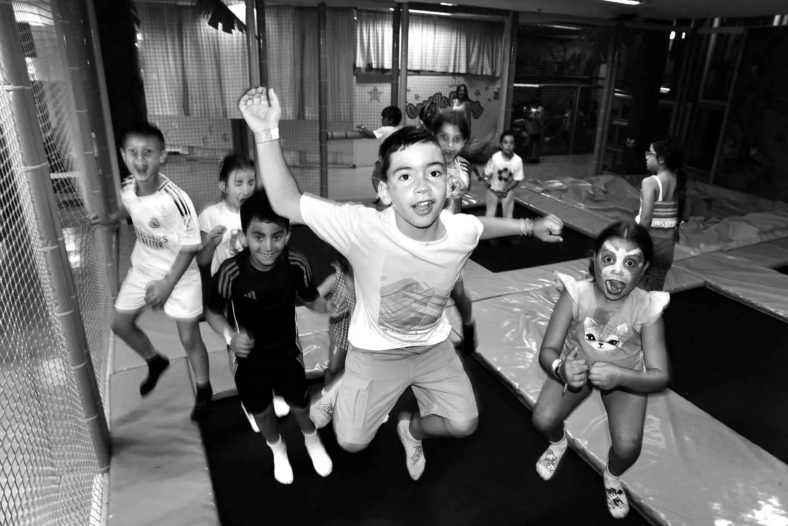 Niños saltando en el campamento de verano en inglés de GoSpeak
