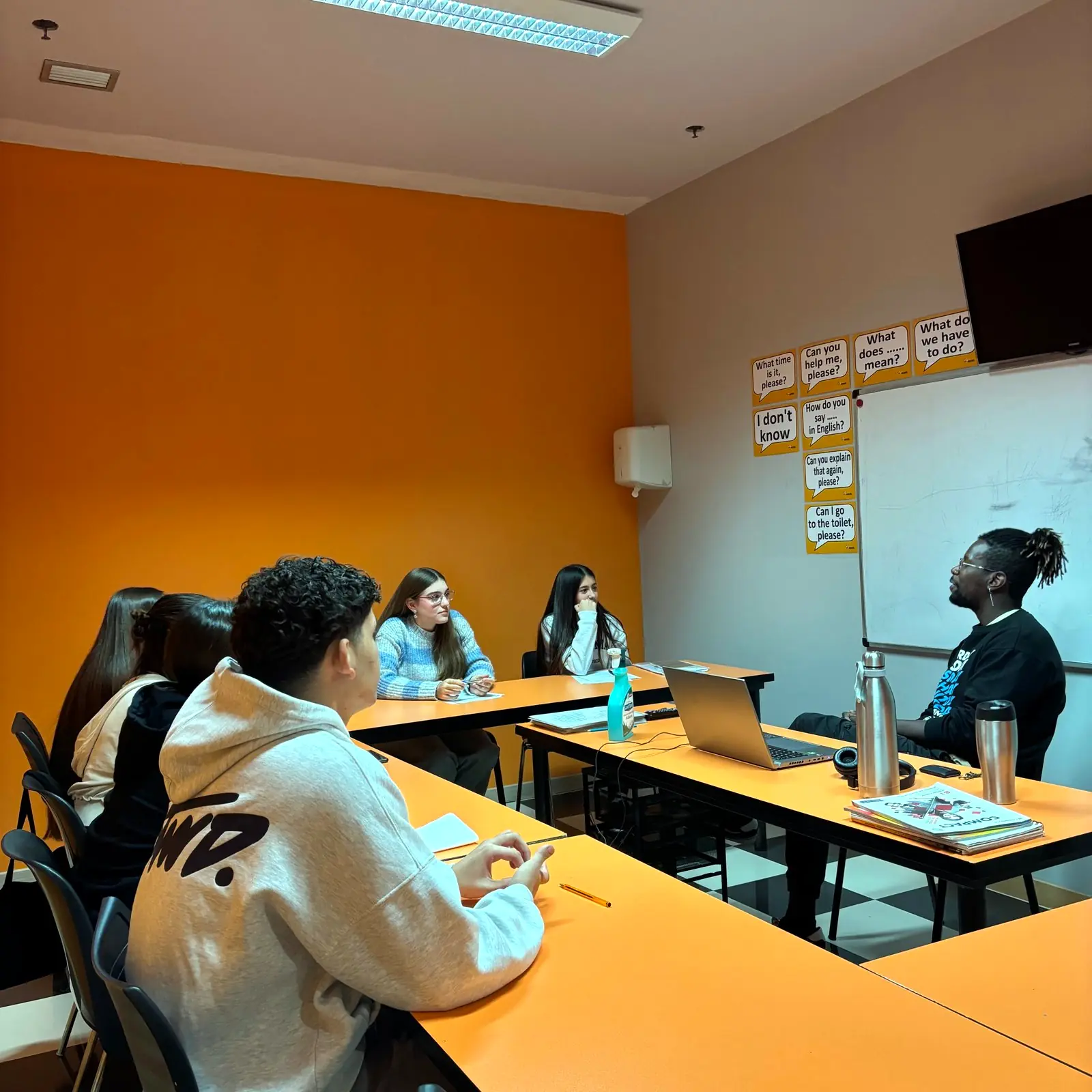 Adolescentes en clase de inglés preparando Cambridge