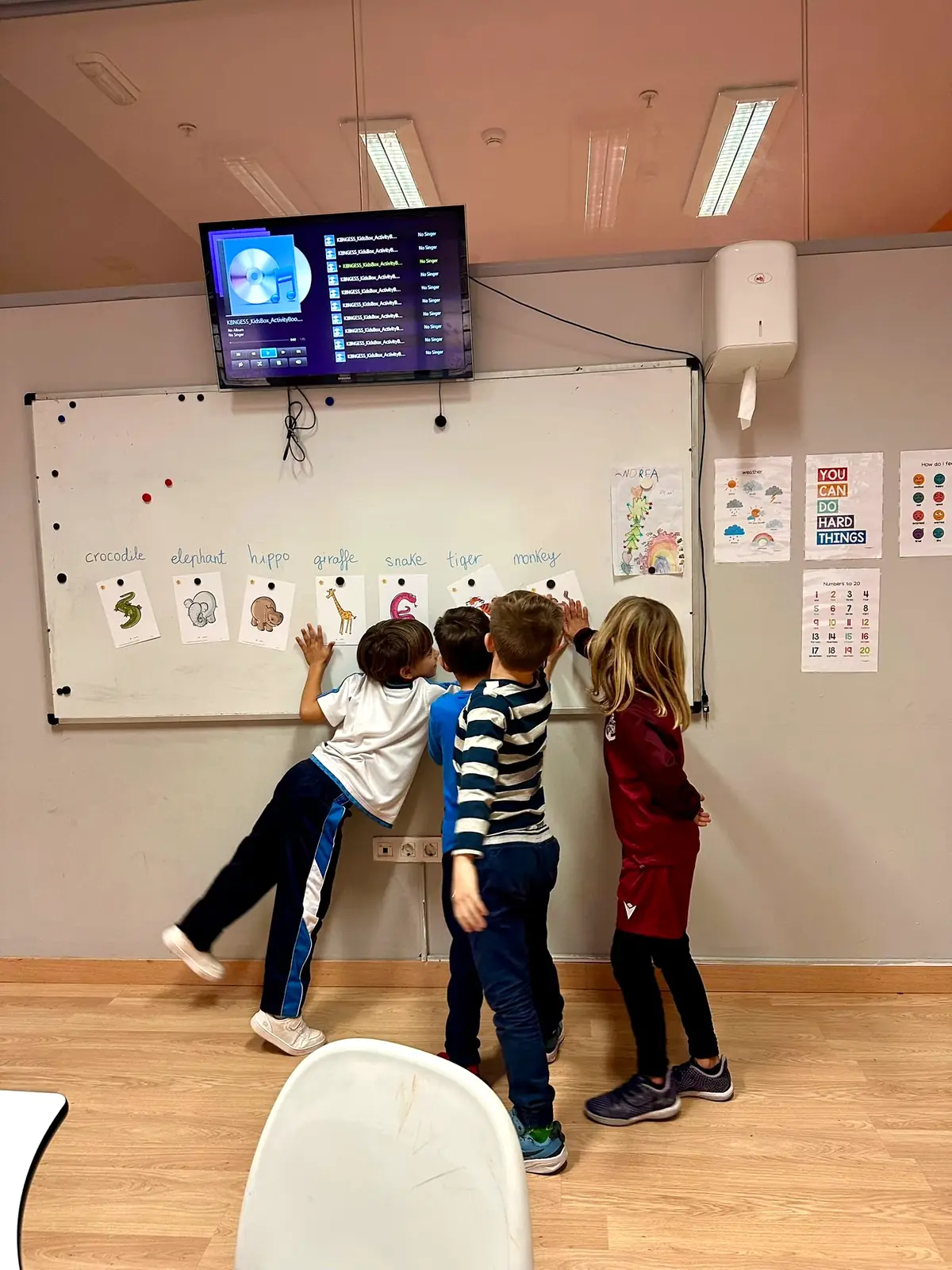 Niños aprendiendo inglés en la pizarra en GoSpeak