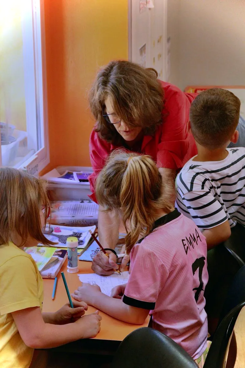 Profesora de inglés con niños pequeños en GoSpeak